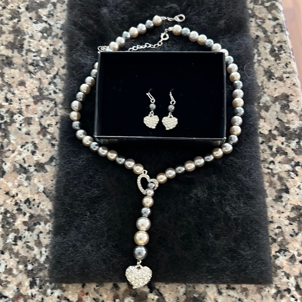 Necklace and earrings with heart rhinestones